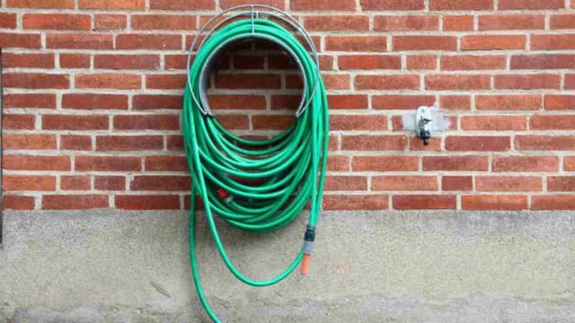 Cómo colgar la manguera de jardín para evitar enredos y daños